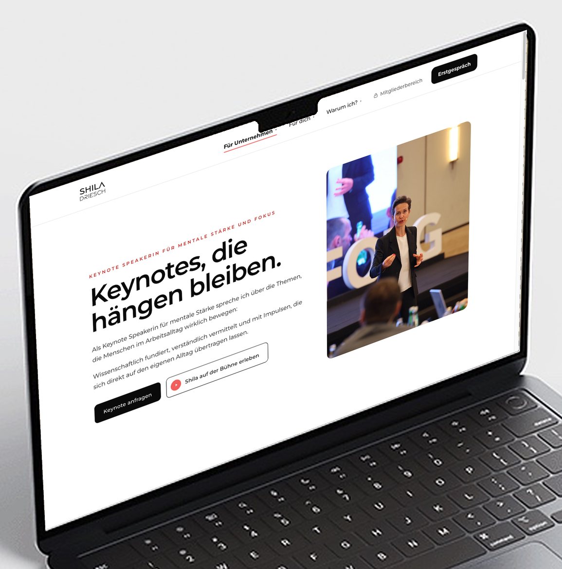 Laptop mit der heutigen Website shiladriesch.de: Keynote-Seite mit der Überschrift „Keynotes, die hängen bleiben.“ und einem Bühnenfoto von Shila Driesch