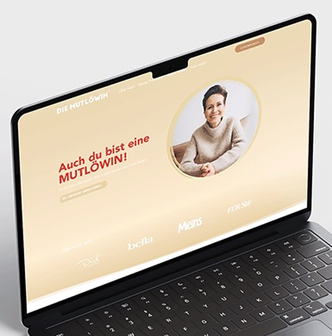 Derselbe Laptop mit Shilas früherer Website „Die Mutlöwin“: Überschrift „Auch du bist eine Mutlöwin!“ und ein Porträt von Shila Driesch